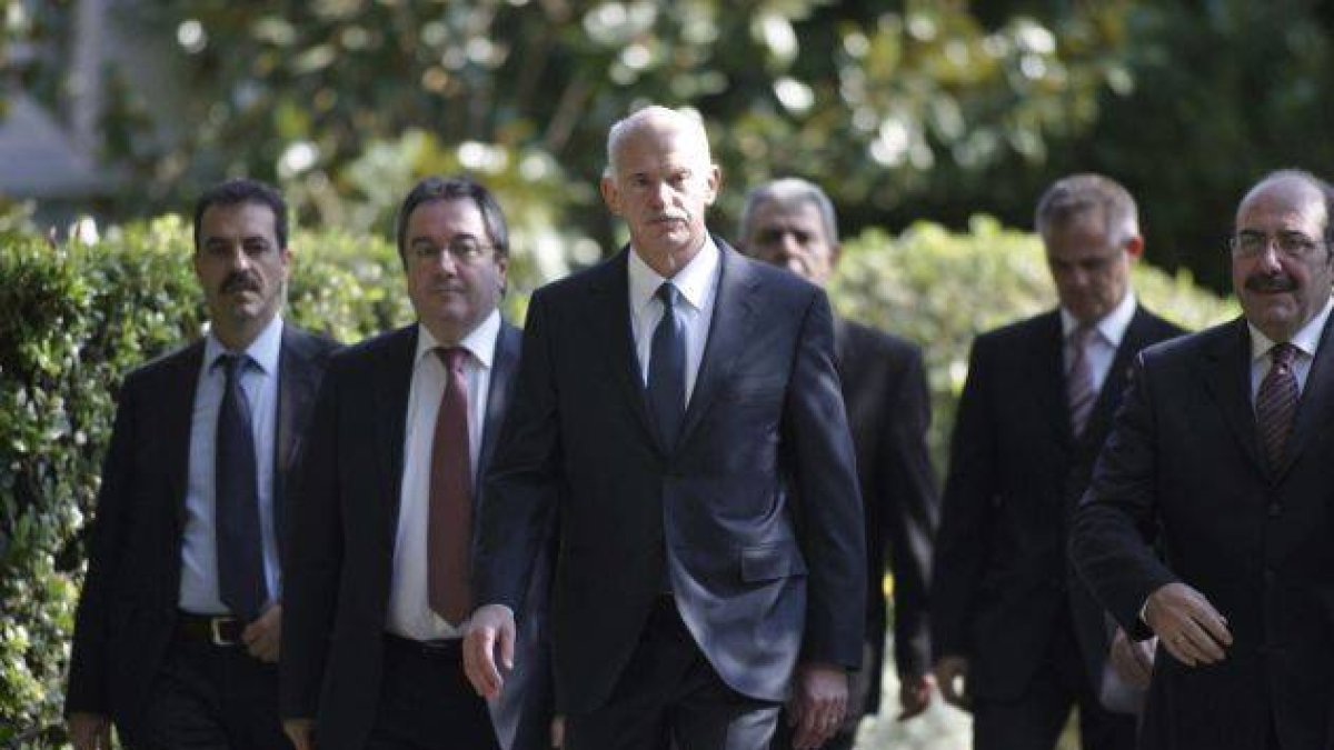 El primer ministro griego, el socialista Yorgos Papandréu (c), tras su salida del Palacio Presidencial tras mantener una reunión con el presidente de Grecia, Carolos Papulias, hoy.