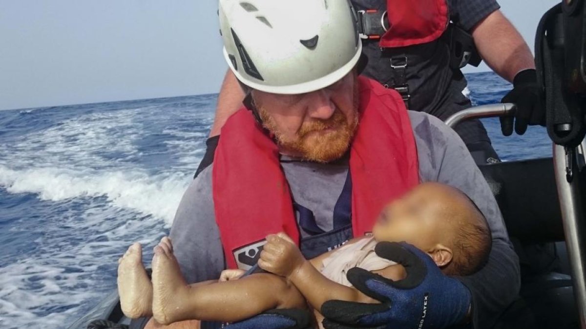 El bebé ahogado en los brazos del socorrista alemán Martin.
