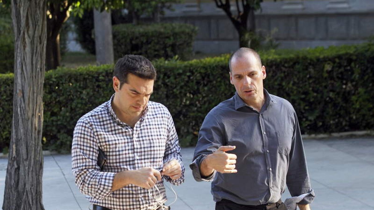 Tsipras y Yanis Varoufakis pasean por Atenas.