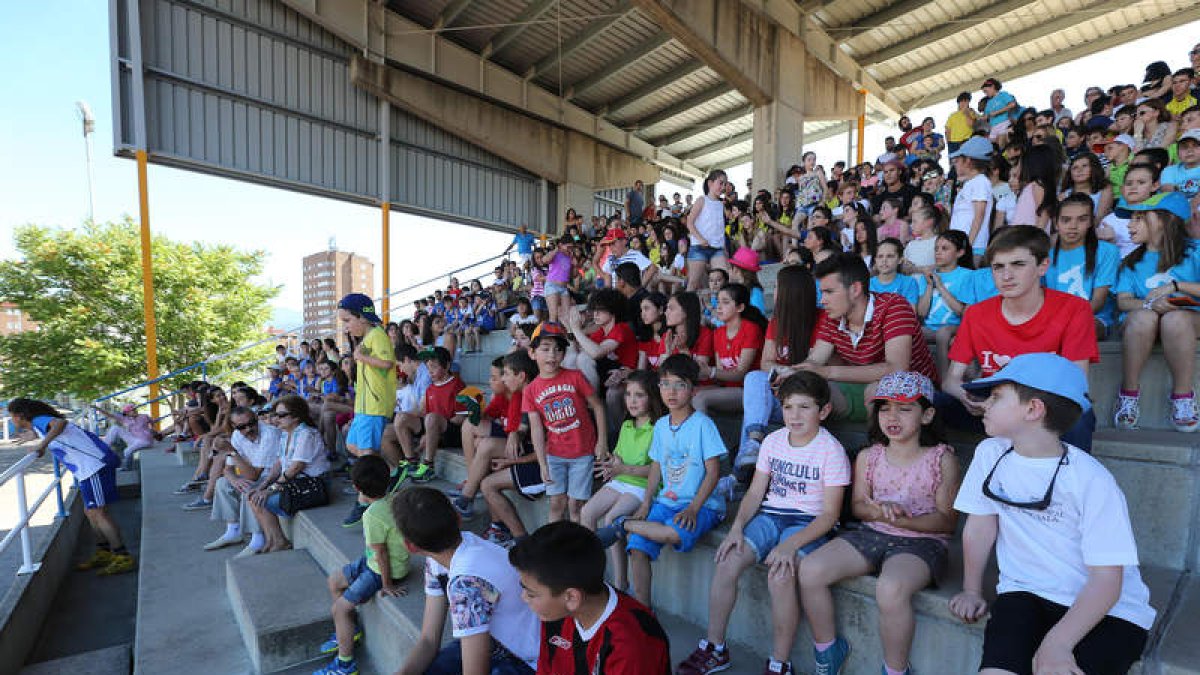Las escuelas deportivas municipales de Ponferrada reconocieron el esfuerzo de los niños y niñas con la entrega de premios y trofeos.