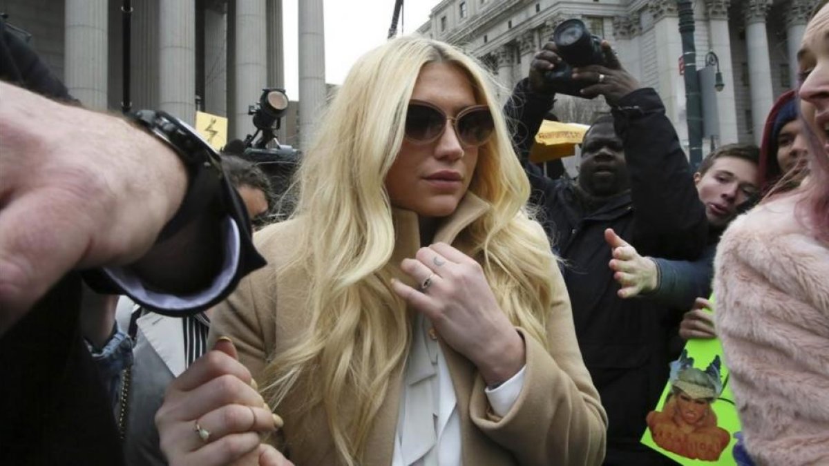 Kesha, en febrero del 2016, a su salida de la corte de Manhattan, donde presentó una demanda por abusos contra su mánager, Dr. Luke.