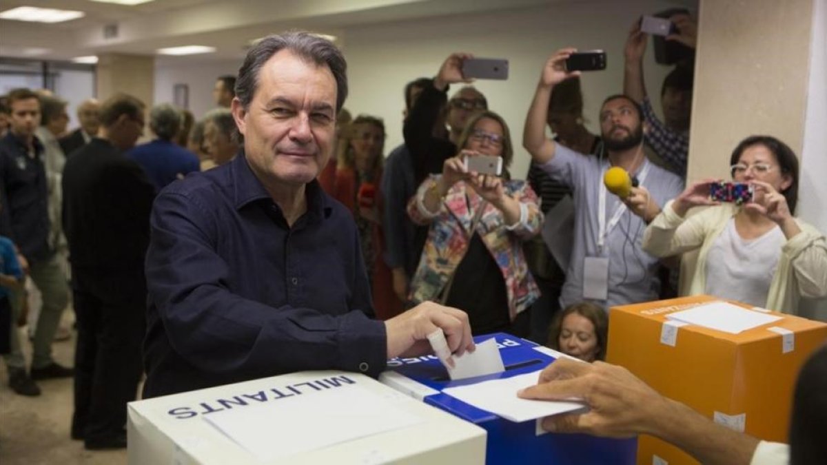 Artur Mas, ayer, votando en la consulta interna de CDC y en las primarias del partido.