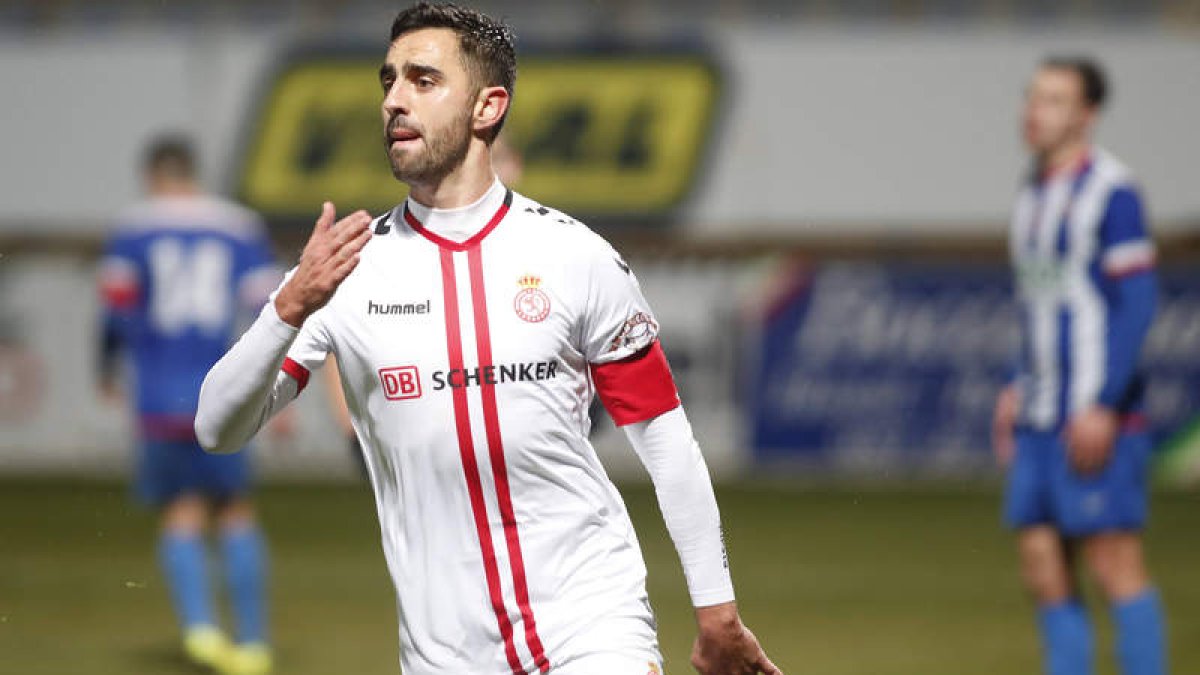 Viti, capitán de la Cultural, valoró muy positivamente el punto conseguido ante el Cádiz y la marcha del equipo en la categoría. JESÚS