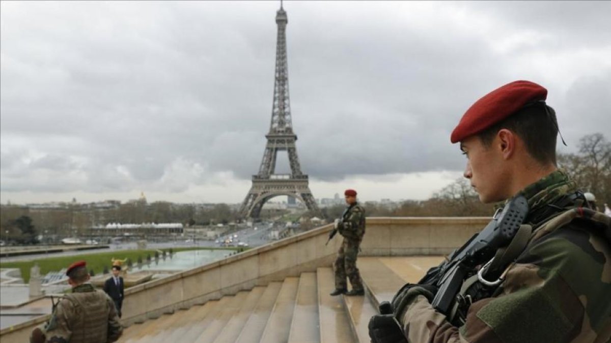 Soldados franceses patrullan por los alrededores de la Torre Eiffel.