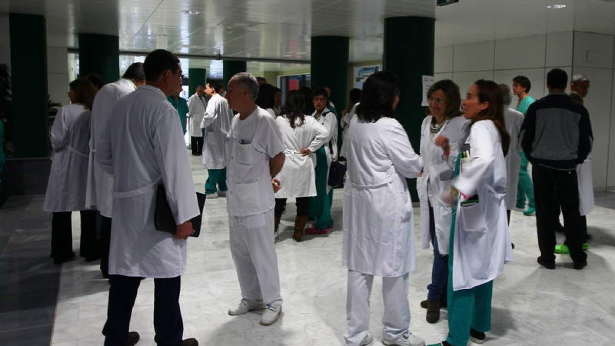 Personal del Hospital de León, durante la celebración de una asamblea.