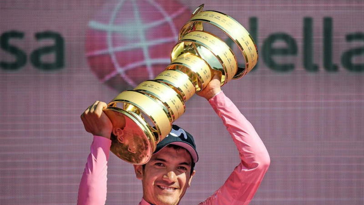 Carapaz, con el trofeo de campeón del Giro de Italia 2019. DI MEO