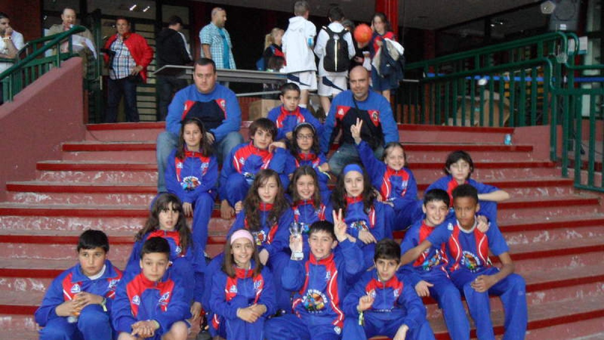 El equipo de Agustinos de León celebra su triunfo.