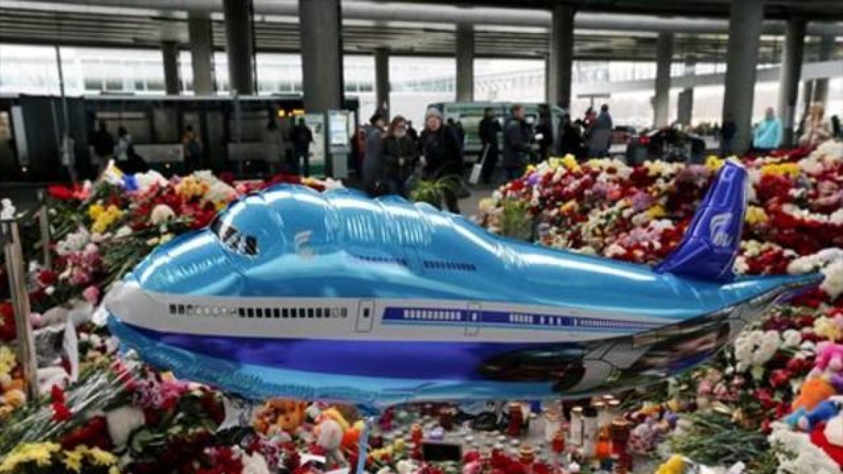 Altar en memoria de las víctimas, en el aeropuerto de San Petersburgo.
