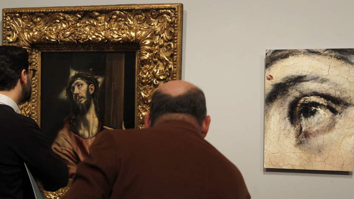 Dos hombres observan unas de las obras de El Greco expuestas en el Museo Thyssen.