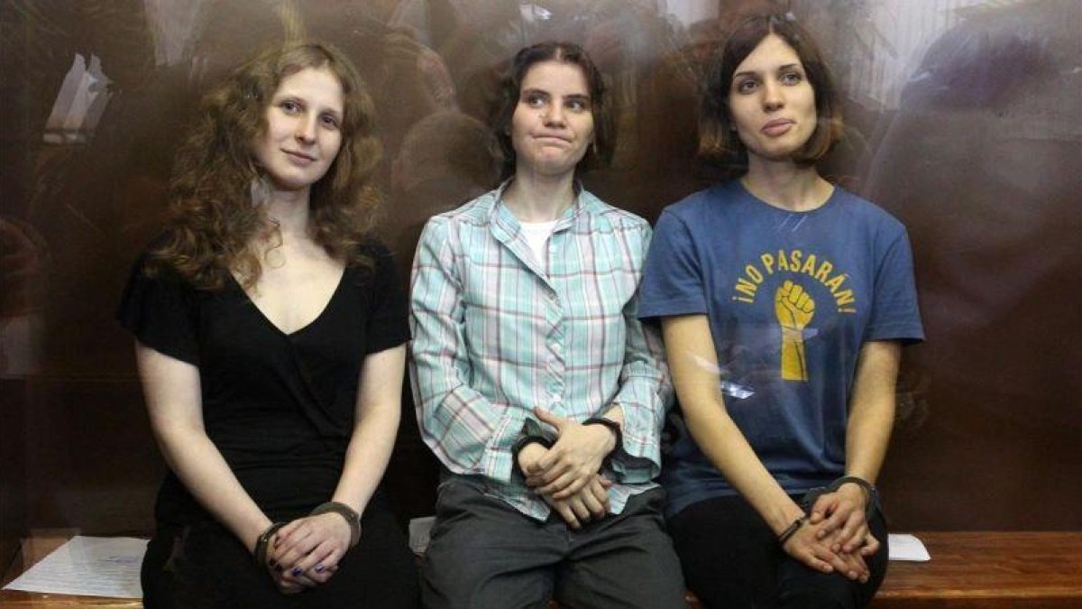 De izquierda a derecha, Maria Alyokhina, Yekaterina Samutsevich y Nadezhda Tolokonnikova, del grupo Pussy Riot, antes de ser condenadas por un tribunal en Moscú.