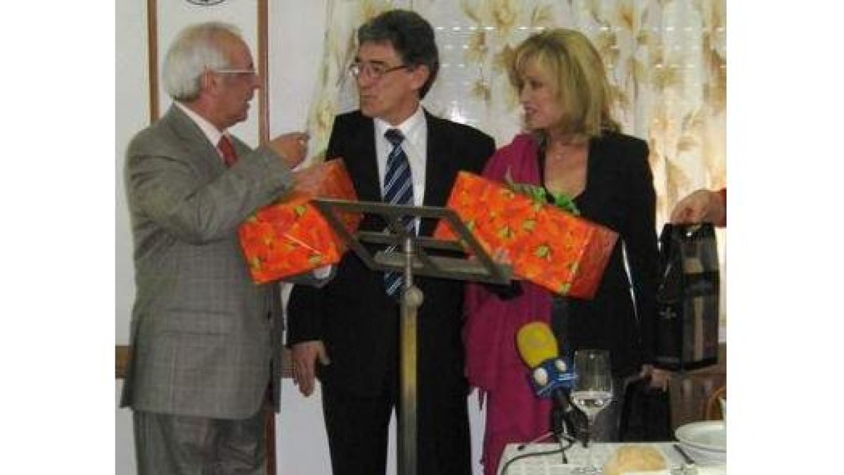 El mantenedor del evento gastronómico junto al alcalde y Silvia Tortosa