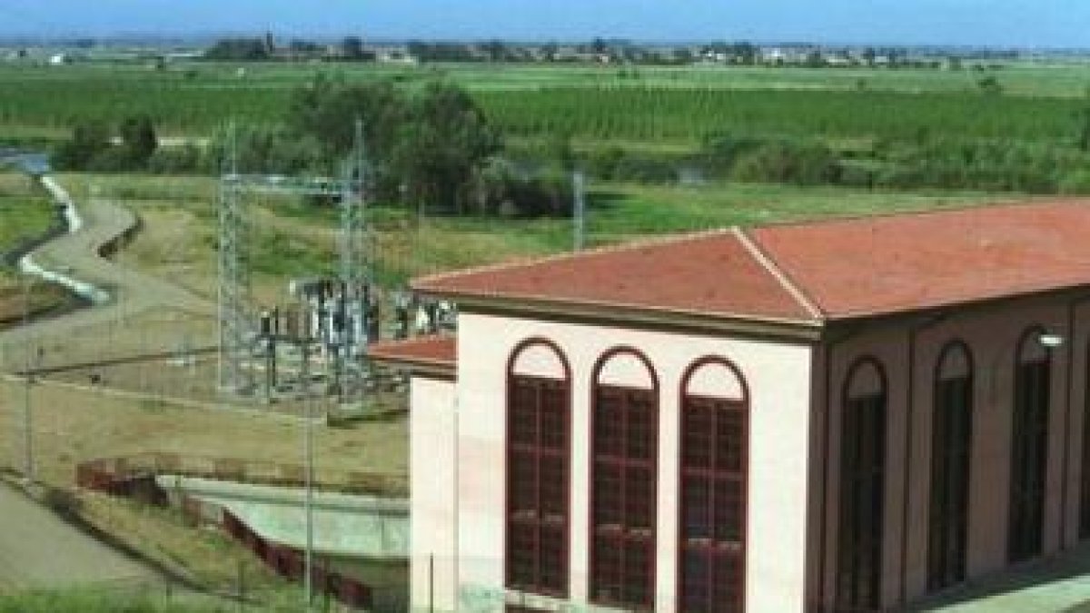 Vista de la estación elevadora de agua del Esla al canal del Páramo Bajo, en Villalobar.