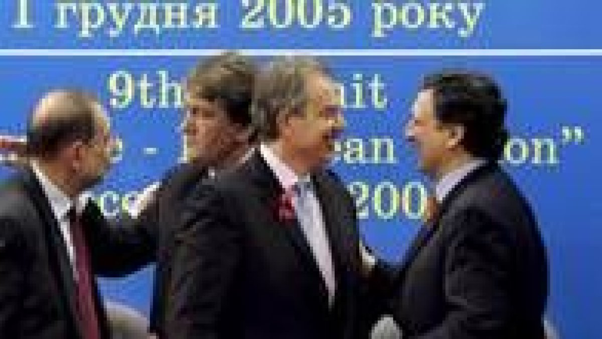 El presidente ucraniano Viktor Yushchenko saluda a Javier Solana mientras Blair lo hace con Barroso