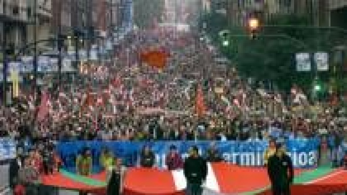 Cabezera de la manifestación que ha sido secundada por miles de personas ayer en Bilbao