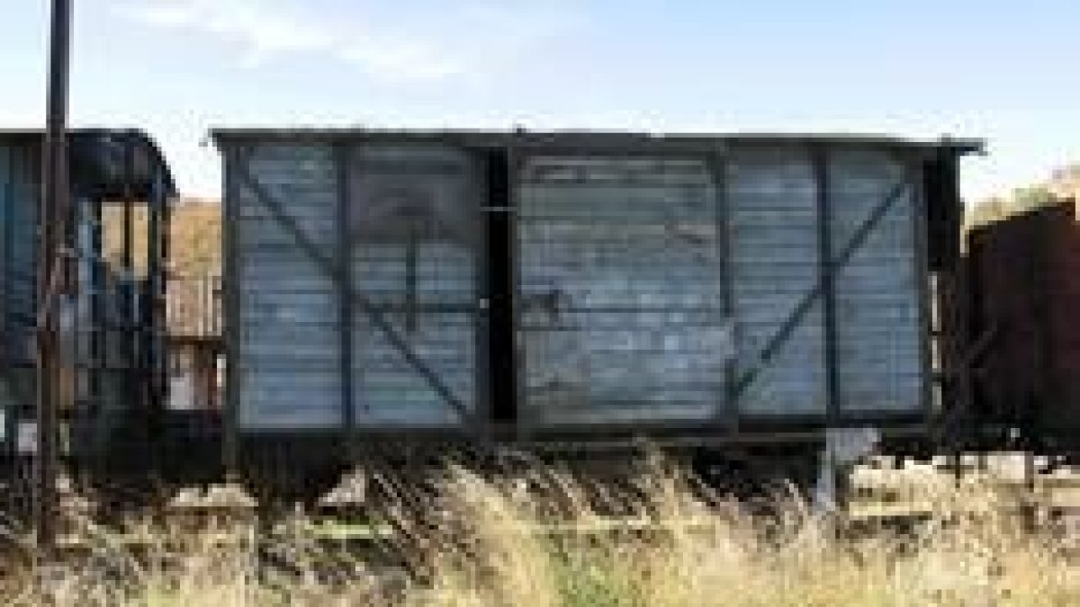 El vagón, de más de cien años, está abandonado en las vías muertas de Hulleras de Sabero