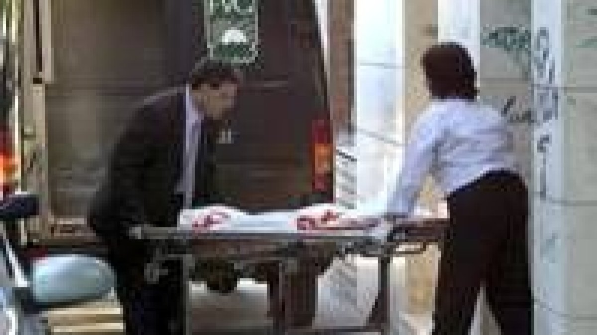 Los miembros de la funeraria sacan el cuerpo del niño asesinado en Vitoria
