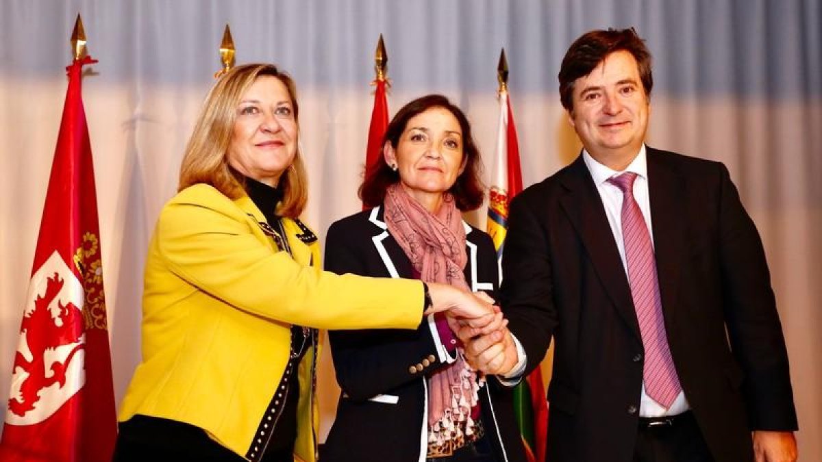 Pilar del Olmo, la ministra de Industria, Comerio y Turismo, Reyes Maroto, y y el presidente de Network Steel Resources, Óscar Heckh, tras la firma del acuerdo en Villadangos.