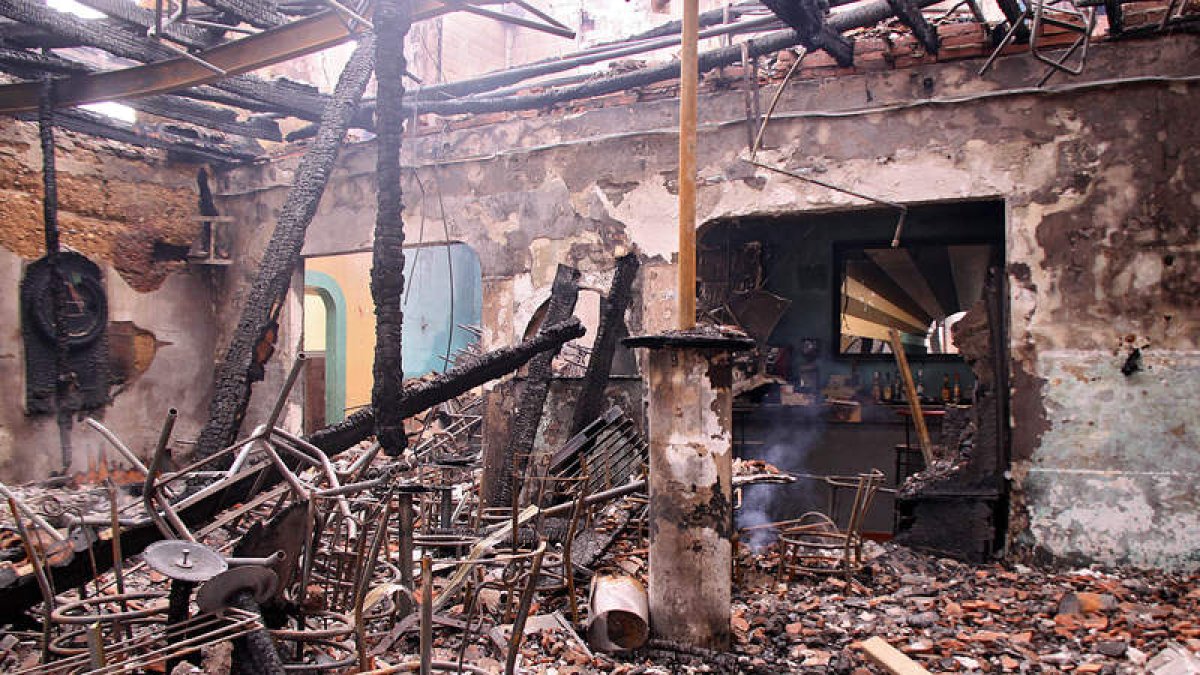 Interior del edificio que ardió en Valdevimbre.