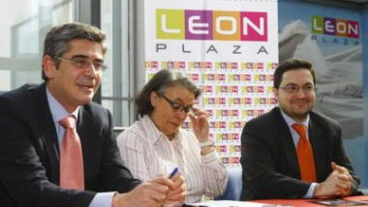 Javier Manzanedo, Maite Martínez y Manuel Ángel Fernández, instantes antes de la firma del convenio.