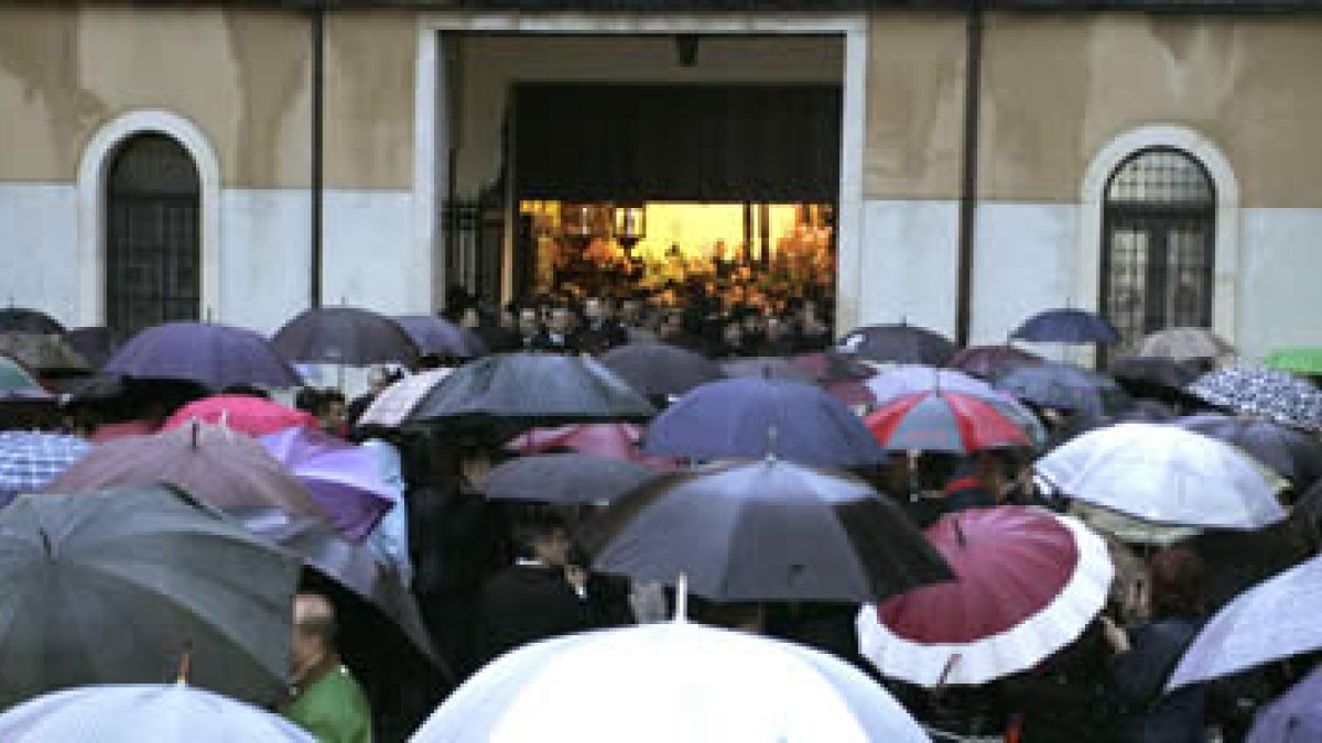 Gran número de personas acudieron a la puerta de la iglesia de Santa Nonia.