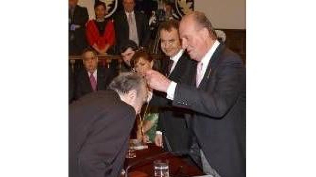 El Rey coloca la medalla a Ferlosio en presencia de Calvo y Zapatero