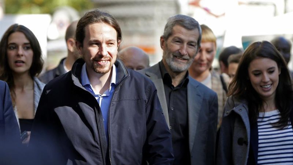 El secretario general de Podemos, Pablo Iglesias (2i), junto al exjefe del Estado Mayor de la Defensa José Julio Rodríguez (2d) a su llegada a un almuerzo informativo organizado por el Foro ABC-Deloitte hoy en Madrid.