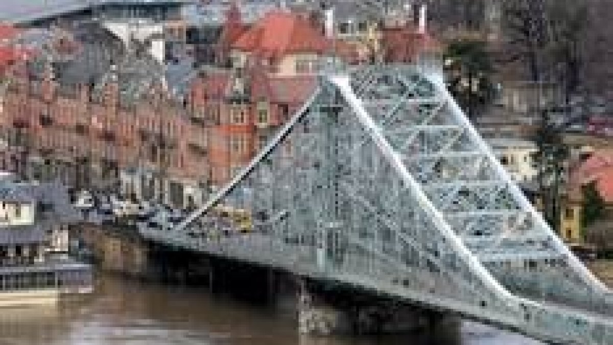 El agua cubría ayer los pilares del puente «Blaues Wunder» en la población de Dresde (Alemania)
