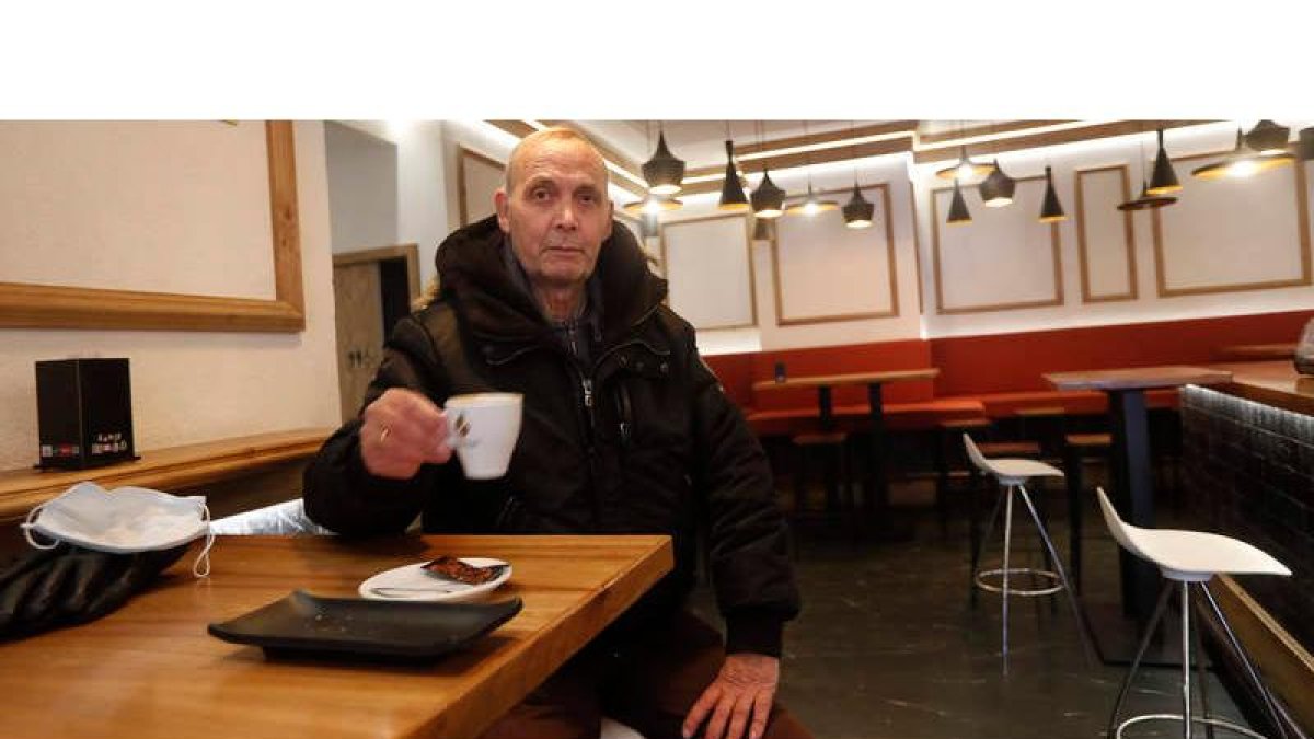 Julio Fernández, en el Vía Principalis de la Calle Ancha, volvió a disfrutar ayer de un café tras la reapertura. JESÚS F. SALVADORES