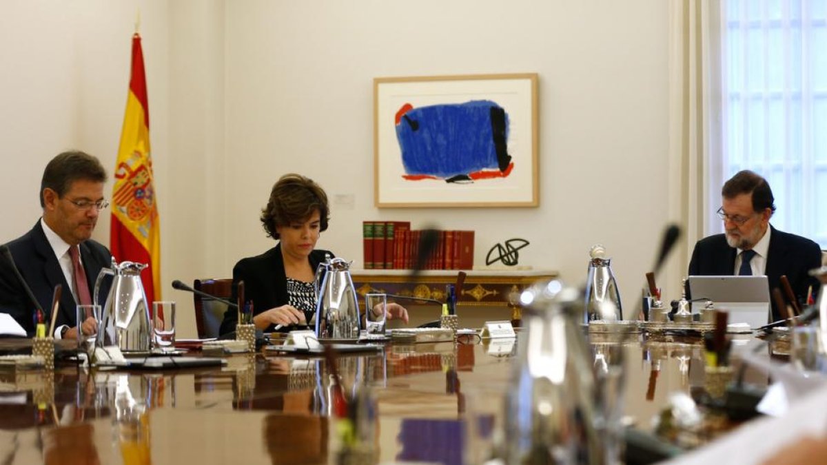Rajoy, Santamaría y Catalá, en una reunión del Consejo de Ministros.