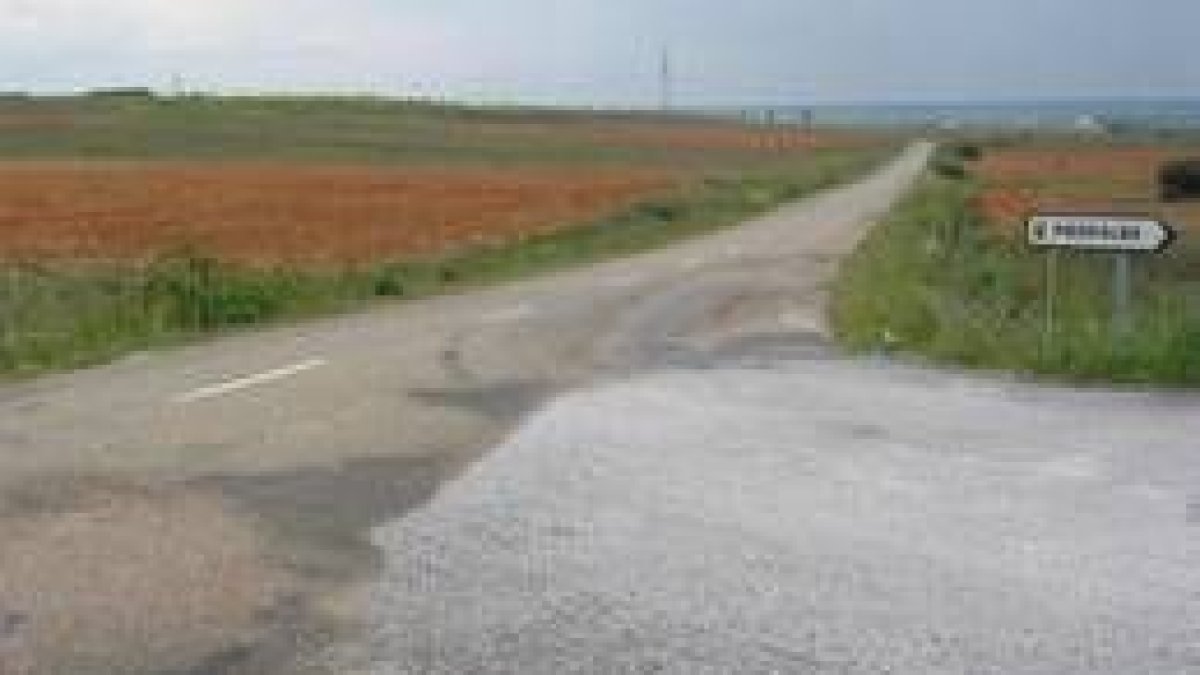 La imagen muestra la carretera Astorga-Nogarejas en las cercanías de la localidad de Piedralba