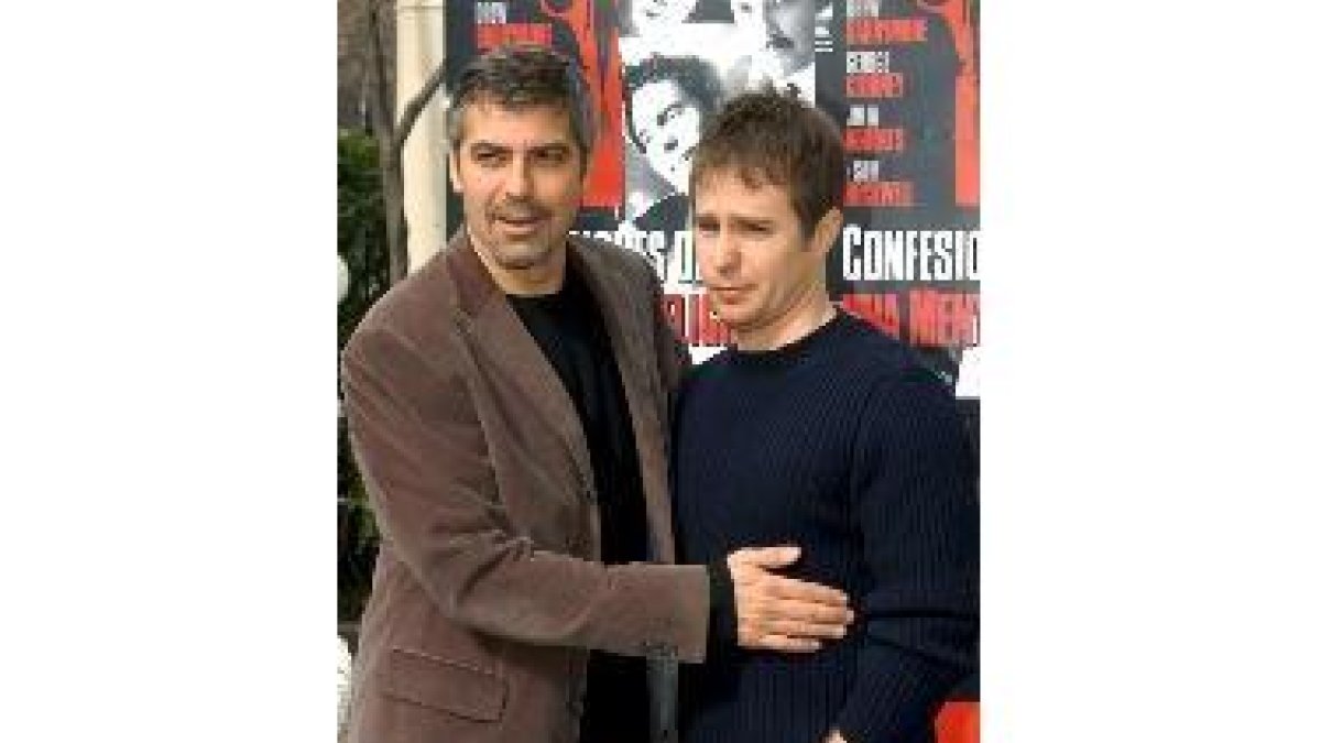 George Clooney, que debuta como director, con el actor Sam Rockwell