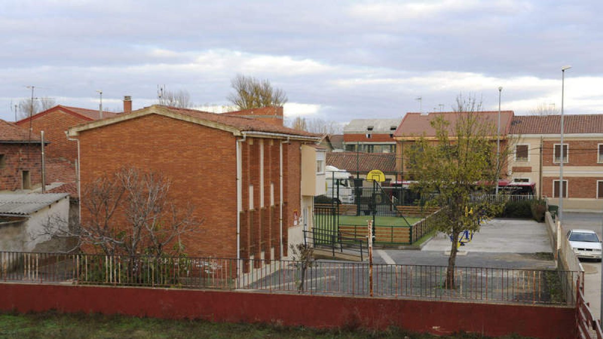 La parcela de la residencia y centro de día está situada entre la iglesia y la casa de cultura.