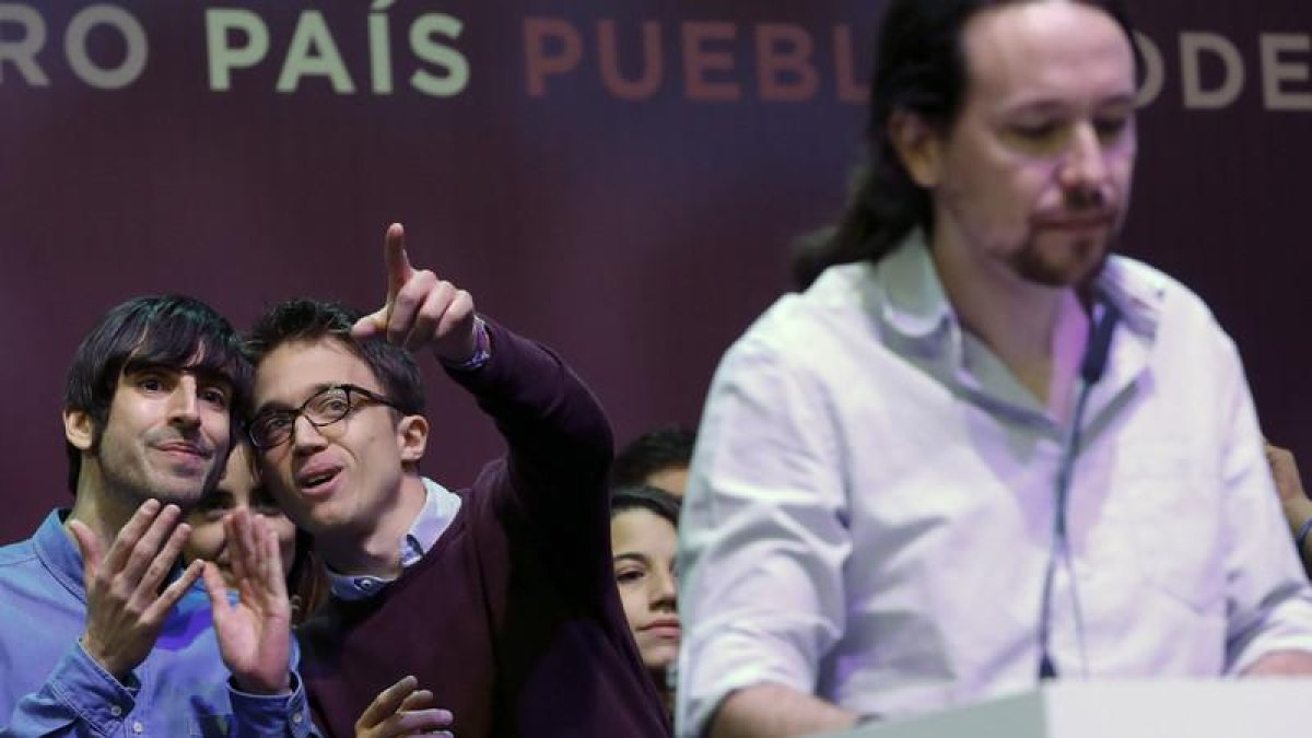 El secretario político de Podemos, Íñigo Errejón (2i), conversa con Eduardo Maura, de la confederación Podemos-En Comú Podem-En Marea, mientras el secretario general del partido, Pablo Iglesias (d), se dispone a pronunciar su discurso.
