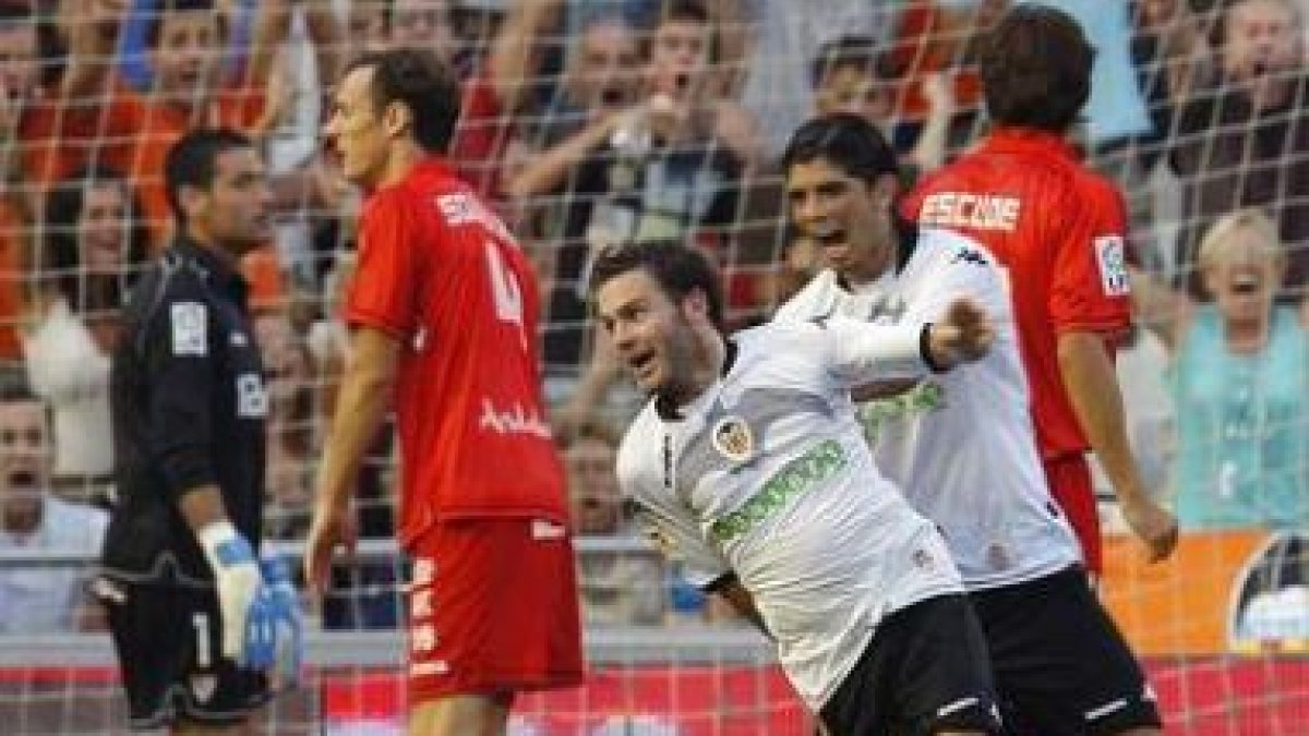 Juan Mata celebra el gol que marcó al Sevilla.