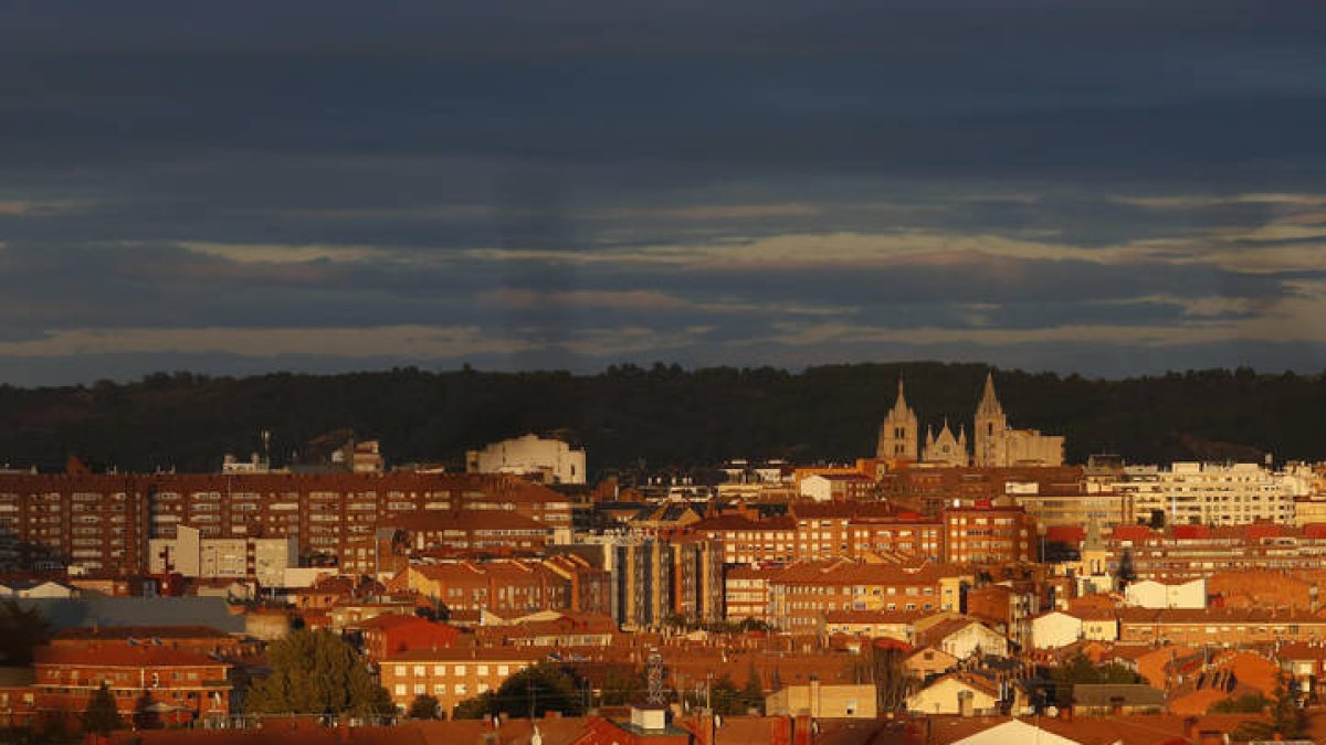 Una vista de la ciudad de León. FERNANDO OTERO