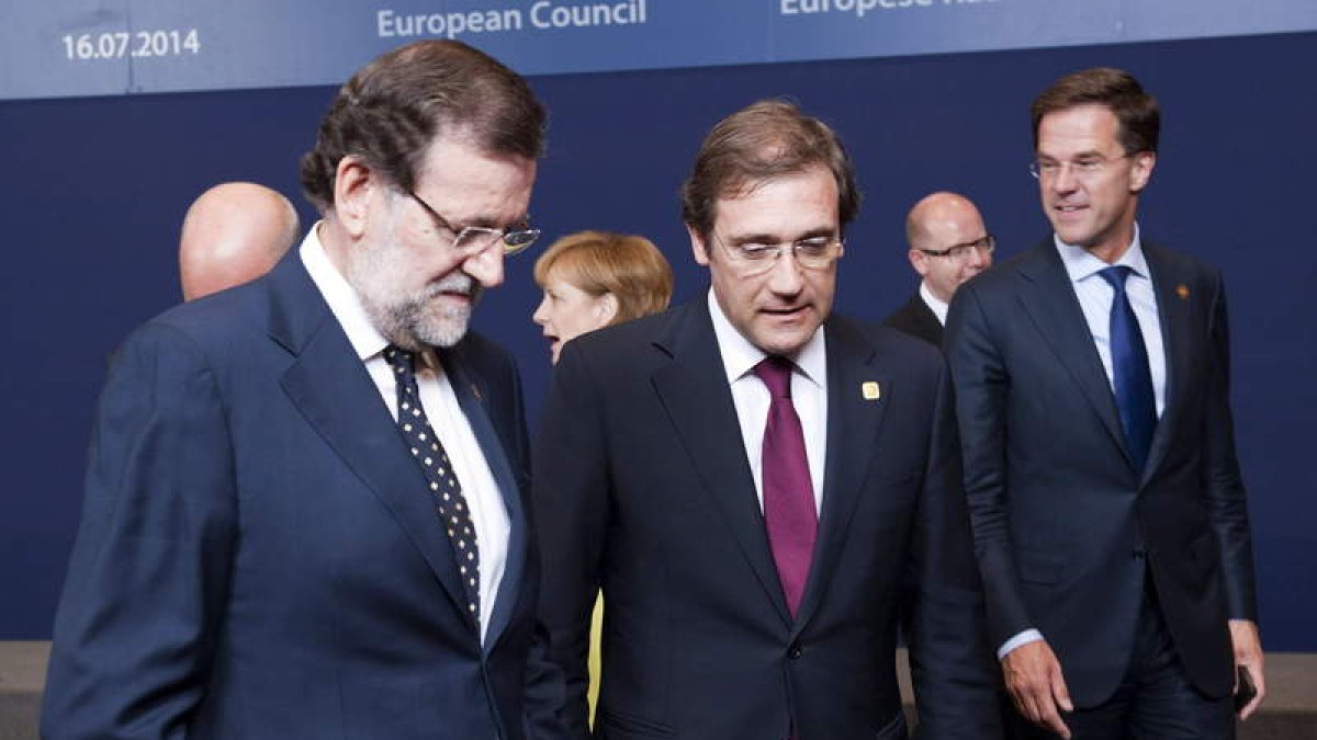 Mariano Rajoy conversa con el primer ministro portugués, Pedro Passos Coelho.
