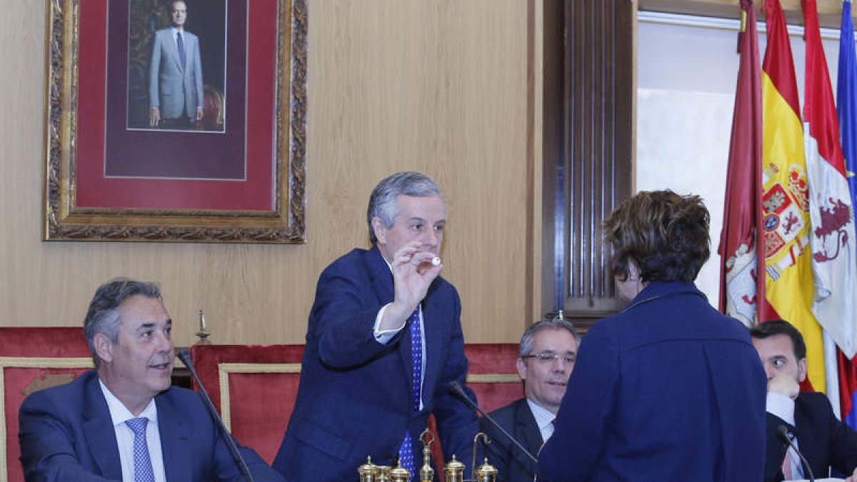 El alcalde, Emilio Gutiérrez, sacó una de las bolas para la elección de mesas electorales.