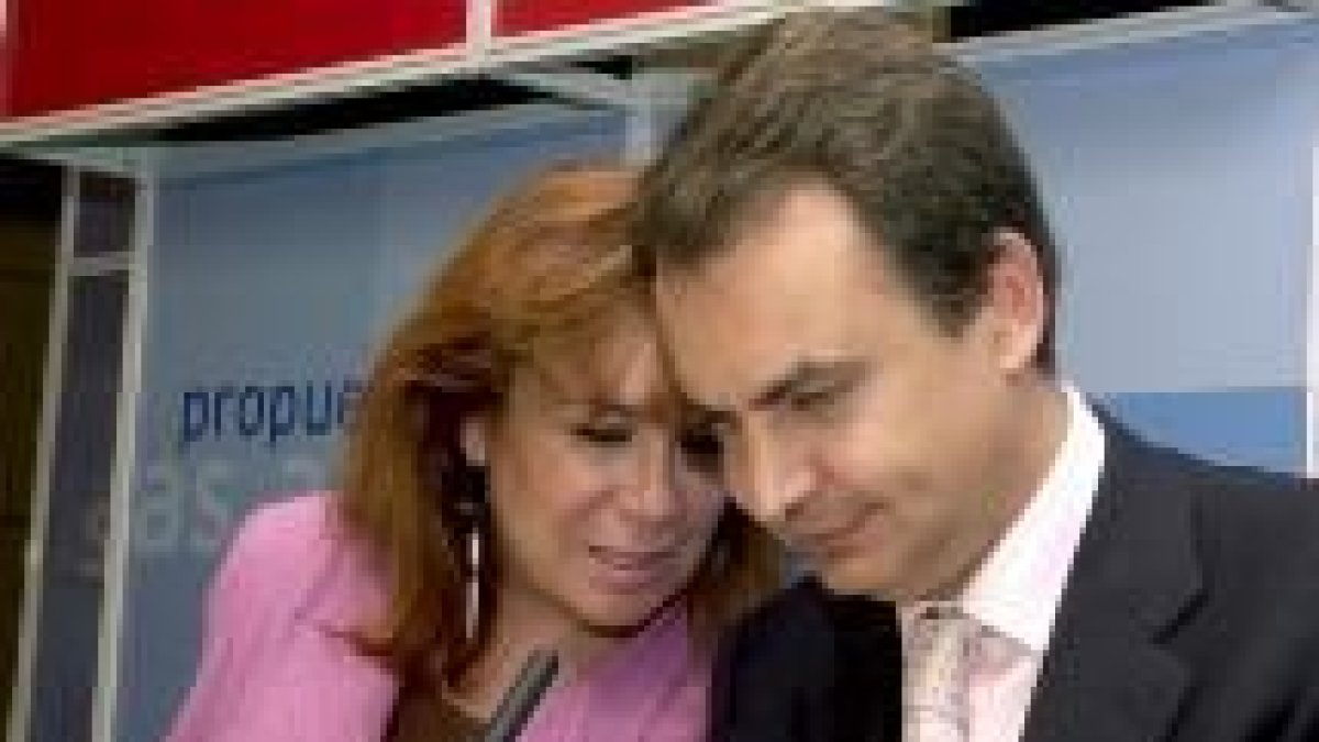 Zapatero, ayer, con Cristina Narbona durante la presentación del plan para abaratar la vivienda