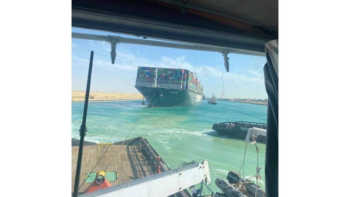 El mega portacontenedores, navegando ayer ya por el Canal de Suez una vez desencallado. EFE