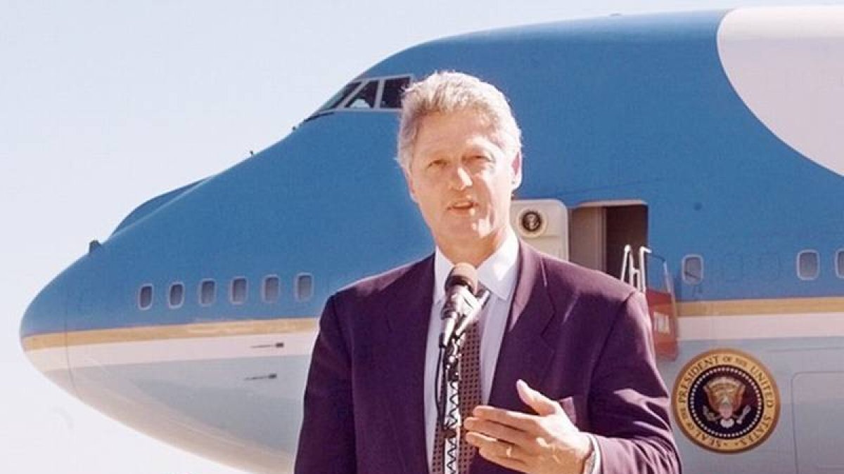 Bill Clinton, frente al Air Force One.