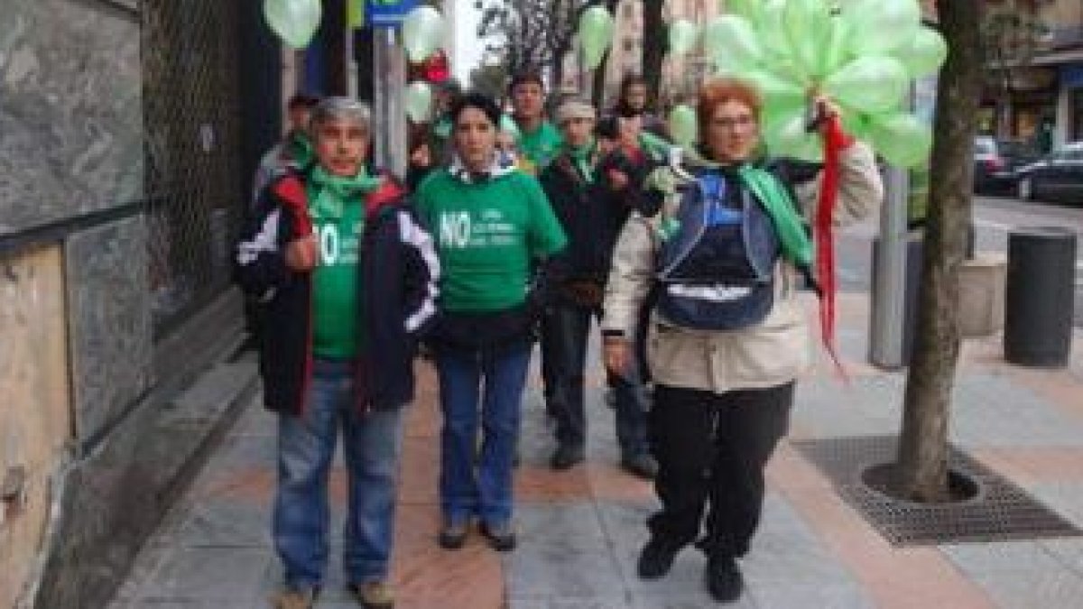 El colectivo contra la Sama-Velilla, al poco de emprender su marcha del centro de León a La Virgen d
