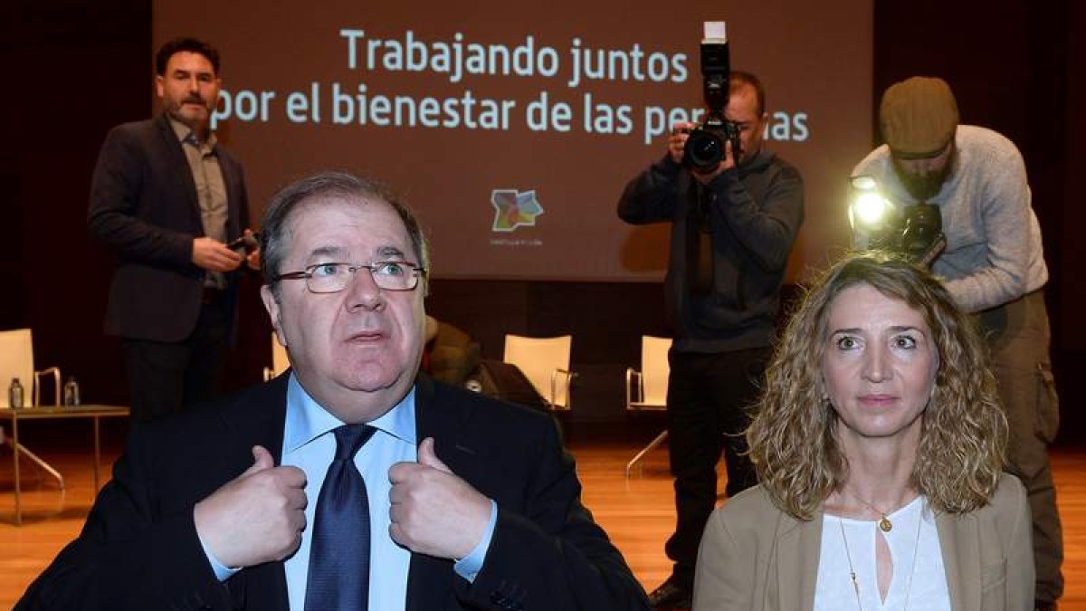 Juan Vicente Herrera y Alicia García, ayer, en la jornada ‘Colaboración entre el tercer sector y la administración’. NACHO GALLEGO