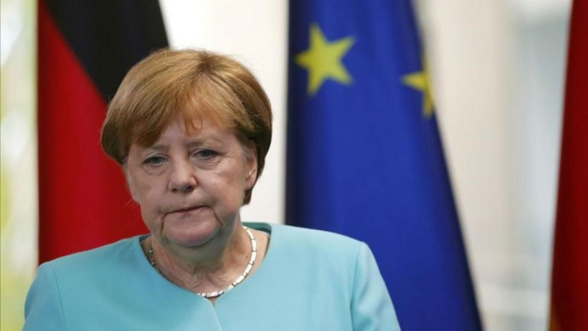 El rostro de la cancillera alemana, Angela Merkel, muestra su decepción ante el resultado del referéndum.