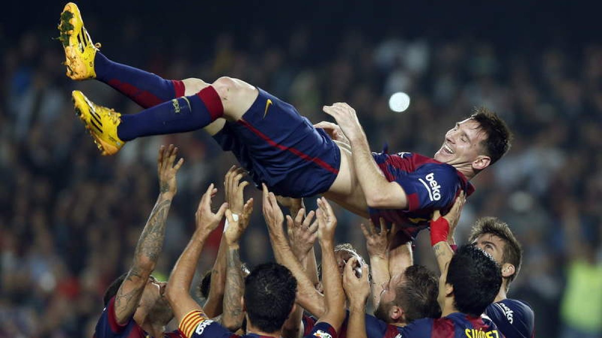 Messi es manteado tras convertirse en el máximo goleador de la historia de la Liga al superar a Zarra