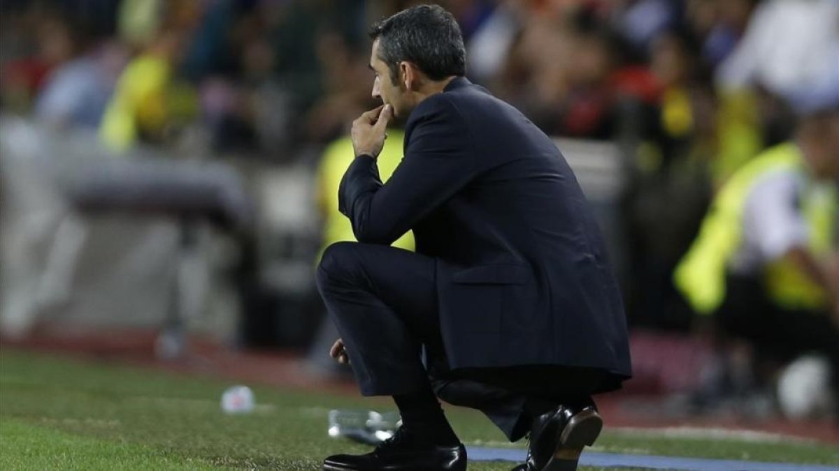 Valverde observa desde la banda el Barça-Juve del Camp Nou.