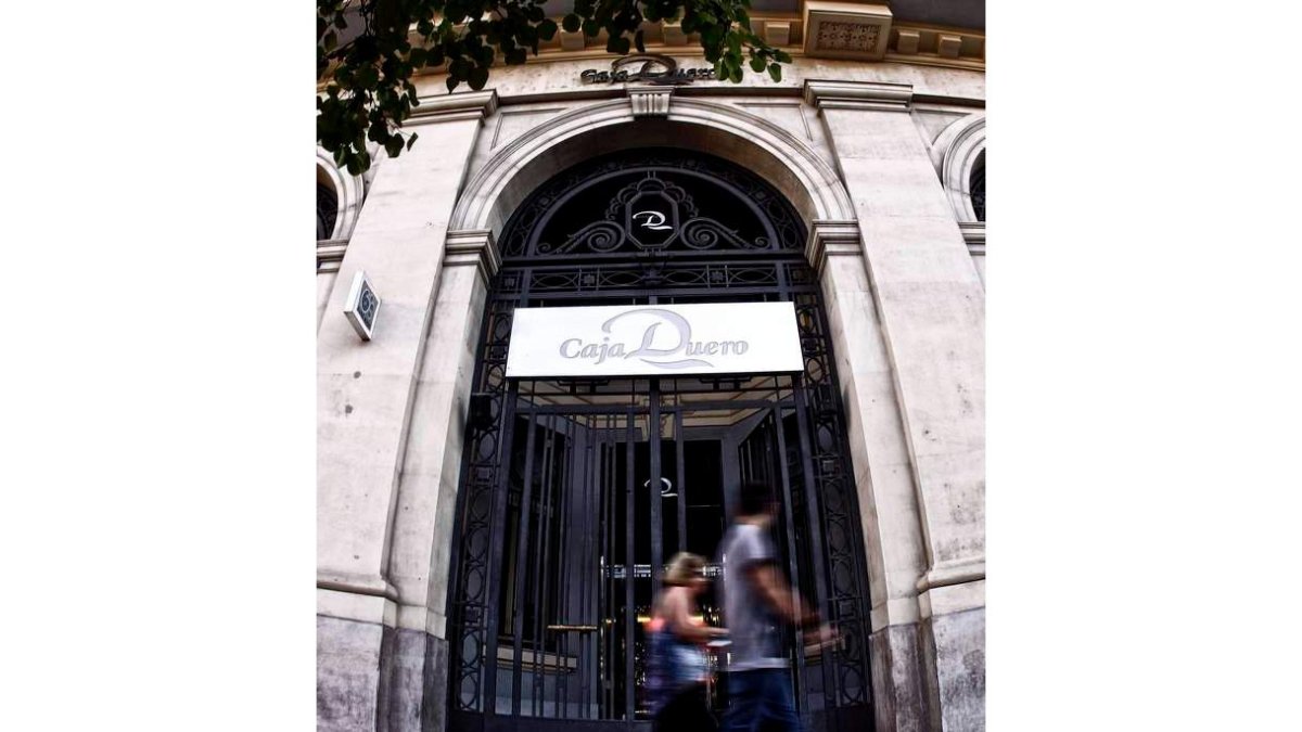 Entrada principal de la sede de Caja Duero en la plaza del Ayuntamiento de Valencia.
