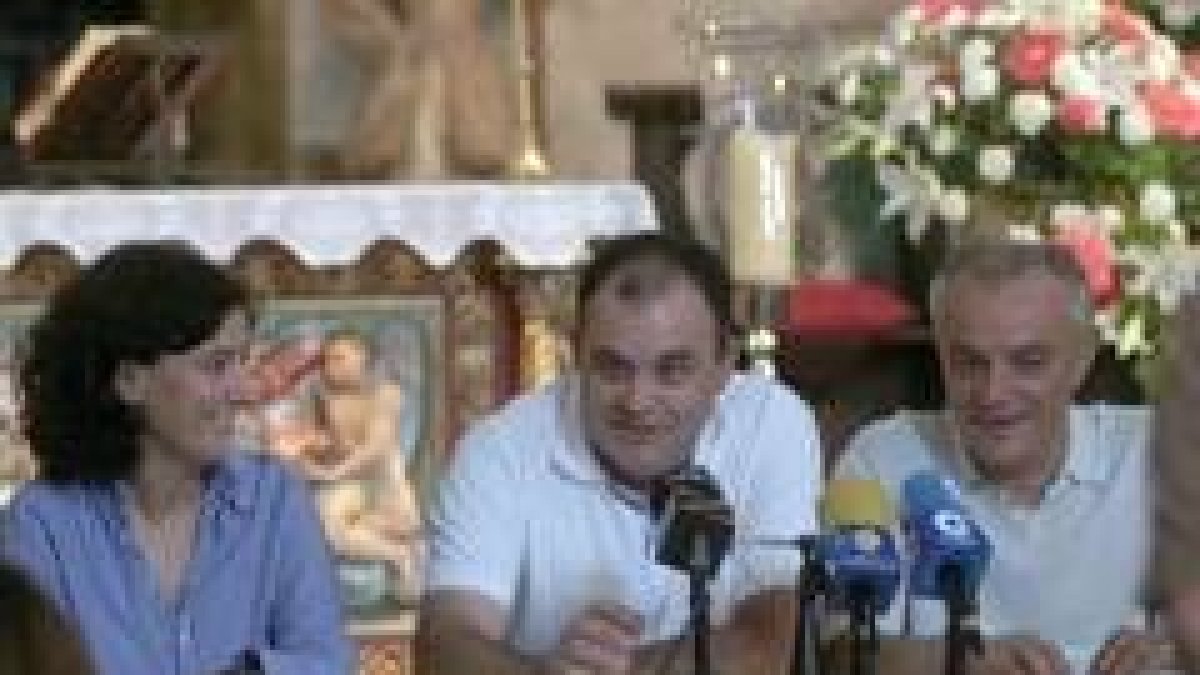 Belén Fernández, Alfonso Arias y el párroco de Cacabelos durante la presentación de la ofrenda