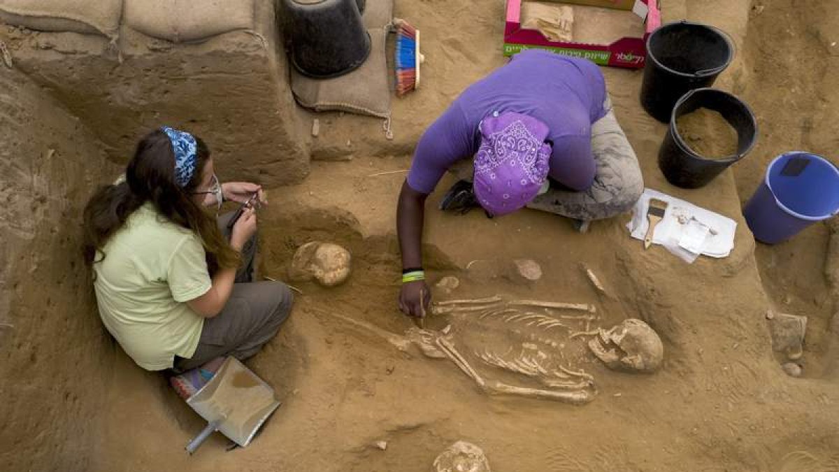 Imagen de dos arqueólogos trabajando en los vestigios del primer cementerio de los filisteos en Israel. JIM HOLLANDER