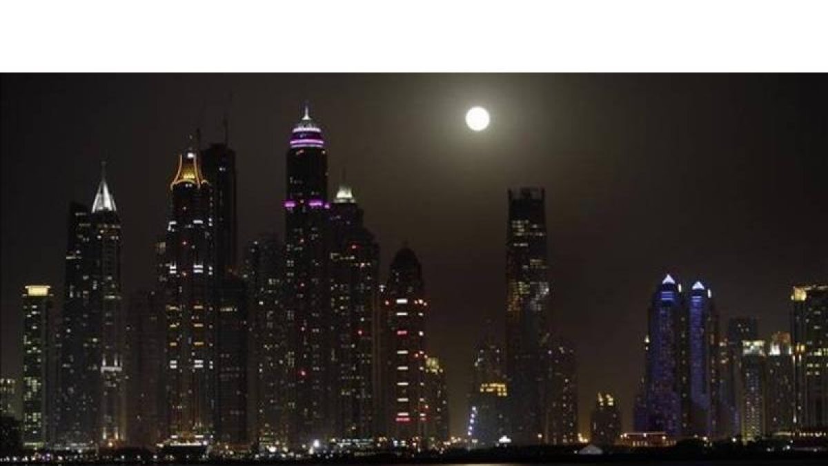Luna llena sobre el horizonte de Dubái.