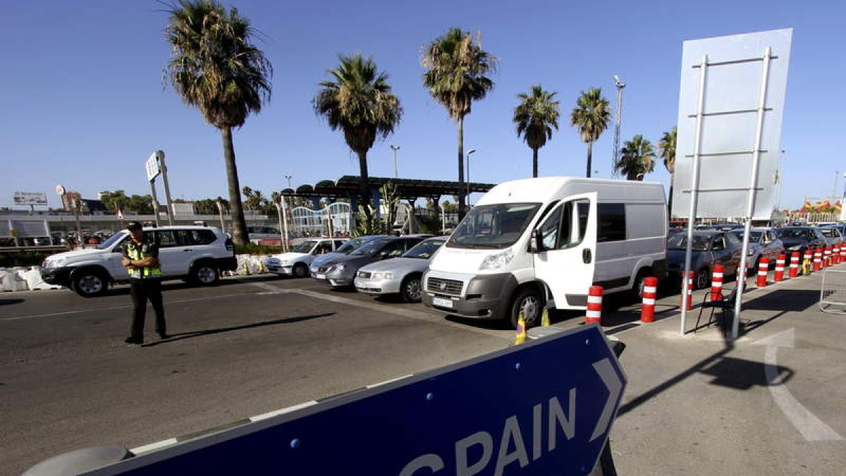 Los controles en la verja han provocado retenciones de hasta cuatro horas.